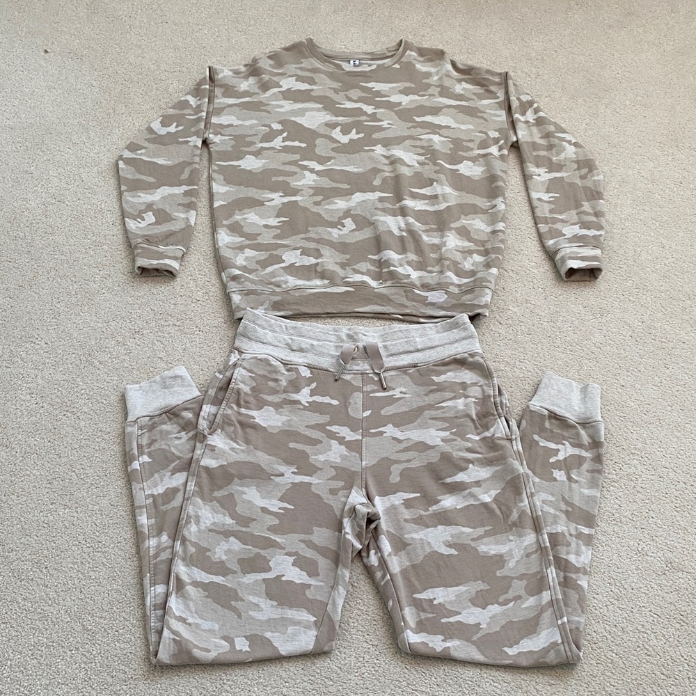 🌸ATHLETA SET Camo Print Jogger Set